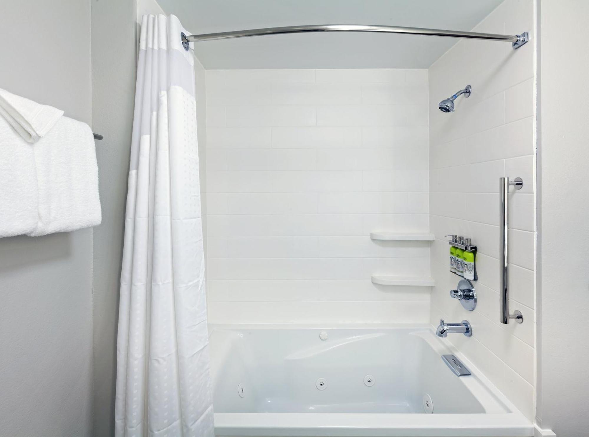 Holiday Inn Express & Suites Tulsa South - Woodland Hills By Ihg Buitenkant foto