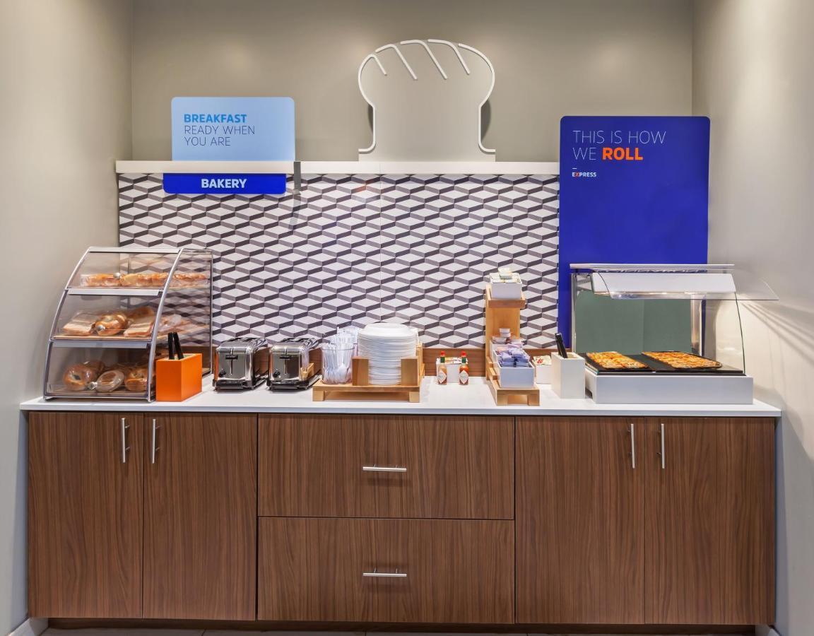 Holiday Inn Express & Suites Tulsa South - Woodland Hills By Ihg Buitenkant foto